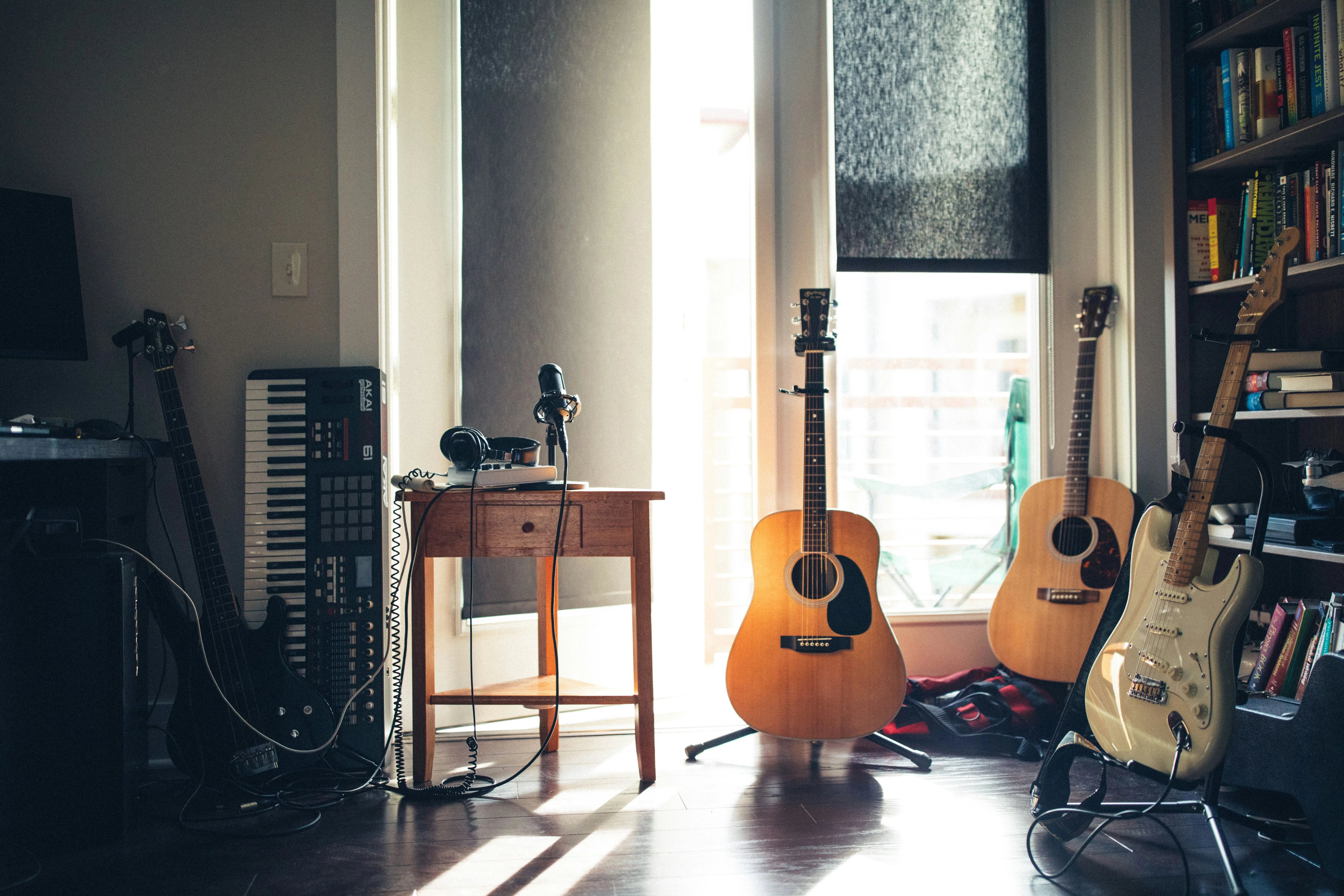 Indigo Sangster with her guitar
